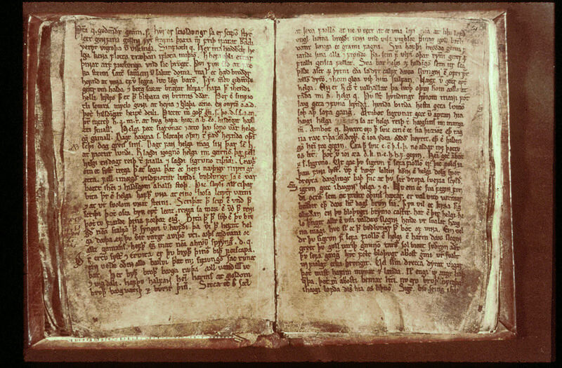 Página aberta do Codex Regius, o manuscrito islandês que preserva a Edda Poética
