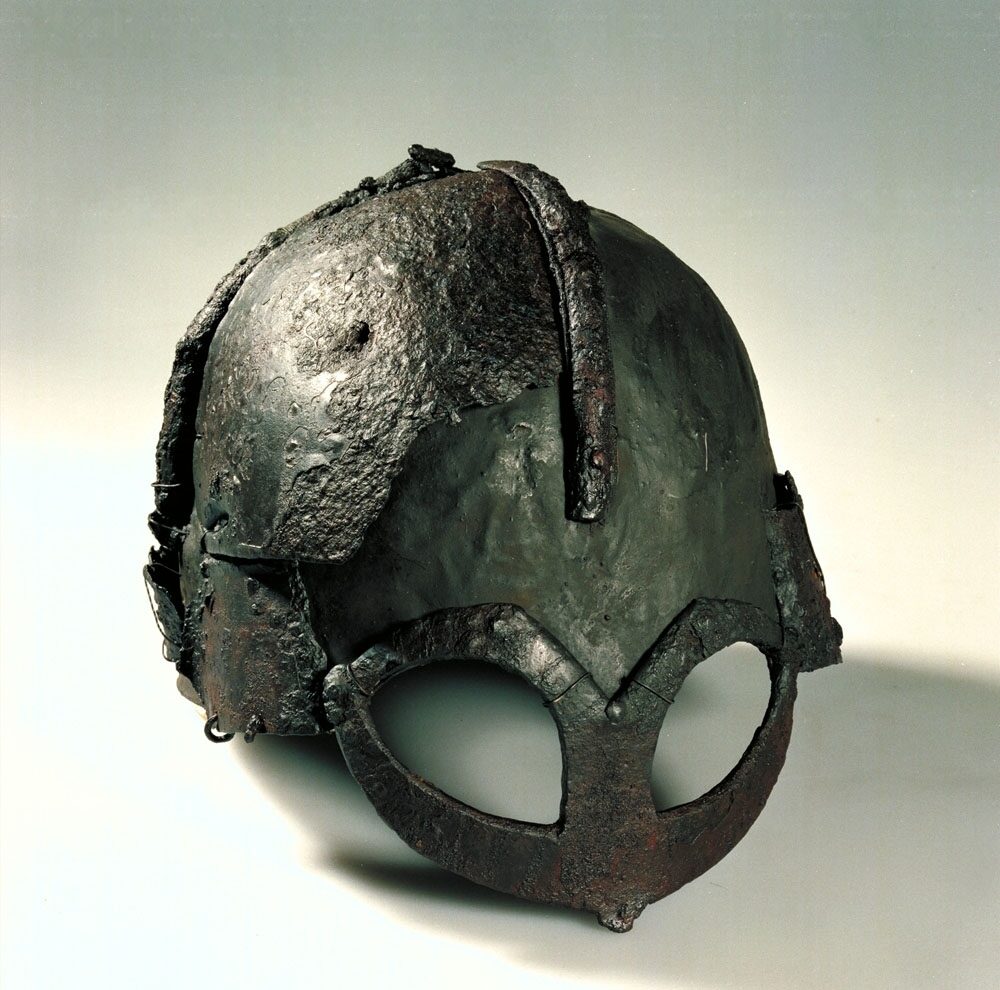O capacete de ferro de Gjermundbu, com aro em óculos sobre os olhos e sem chifres