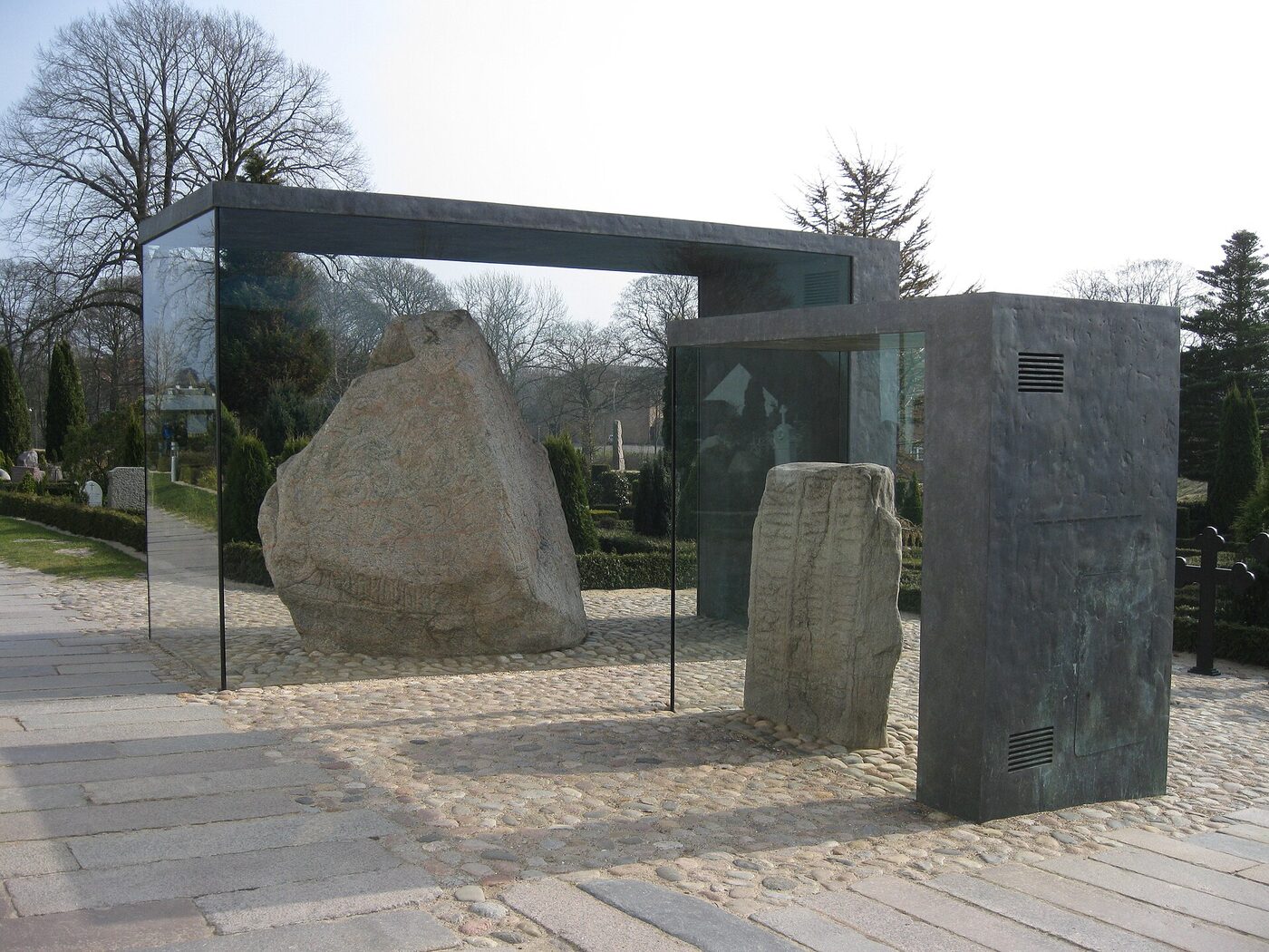 A pedra maior de Jelling, erguida pelo rei Haraldr Blátǫnn, na Dinamarca