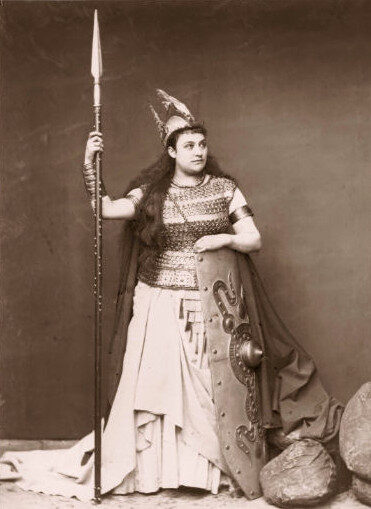 Amalie Materna como Brünnhilde na estreia do Anel do Nibelungo, em figurino de Carl Emil Doepler
