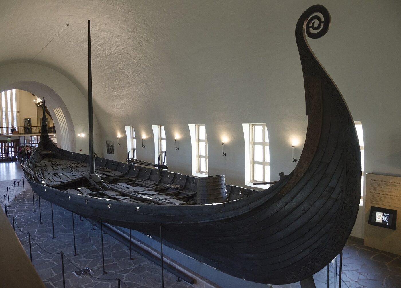O navio de Oseberg exposto no Museu de História Cultural, em Oslo