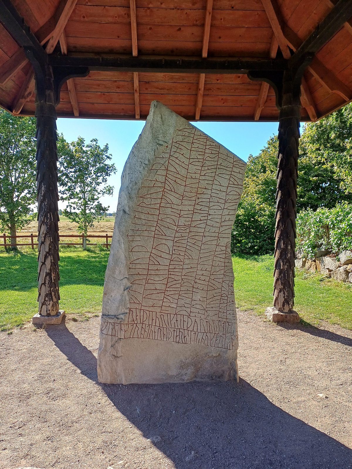 A pedra de Rök, coberta de inscrição rúnica em todas as faces, na Suécia