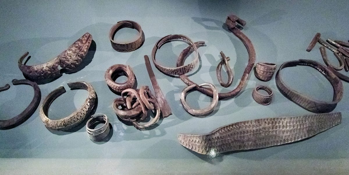 Prata cortada e moedas do tesouro de Spillings, exposto no museu Fornsalen, em Gotland
