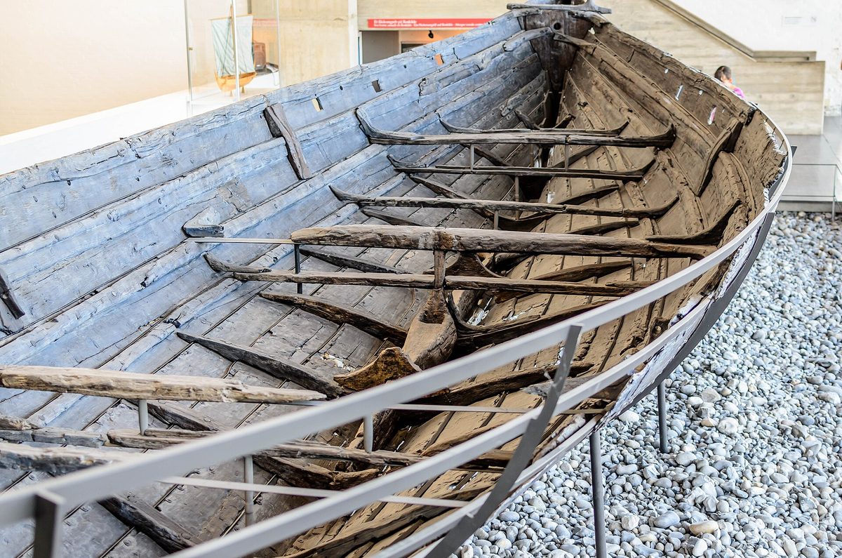 Casco de um dos navios de Skuldelev montado no Museu dos Navios Vikings, em Roskilde